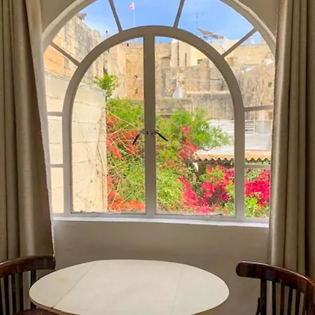 Semesterbostad Bougainvillea Breeze & Marina View - Happy Cospicua