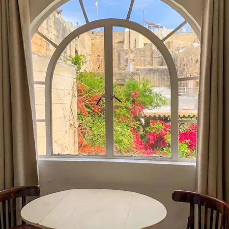 Bougainvillea Breeze & Marina View - Happy * Cospicua