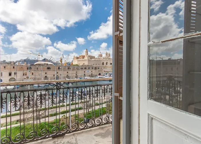 Bougainvillea Breeze & Marina View - Happy Cospicua