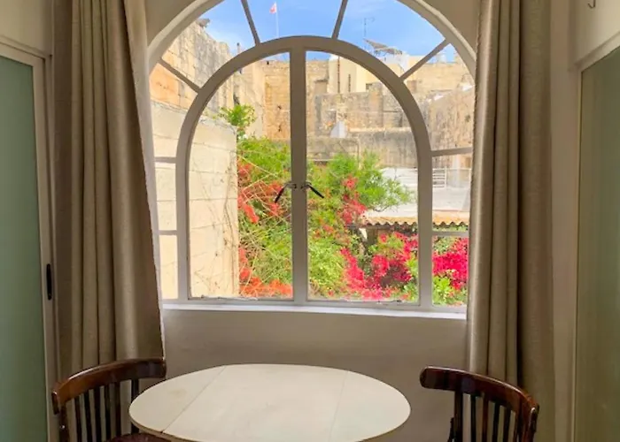 Дом отдыха Bougainvillea Breeze & Marina View - Happy Cospicua