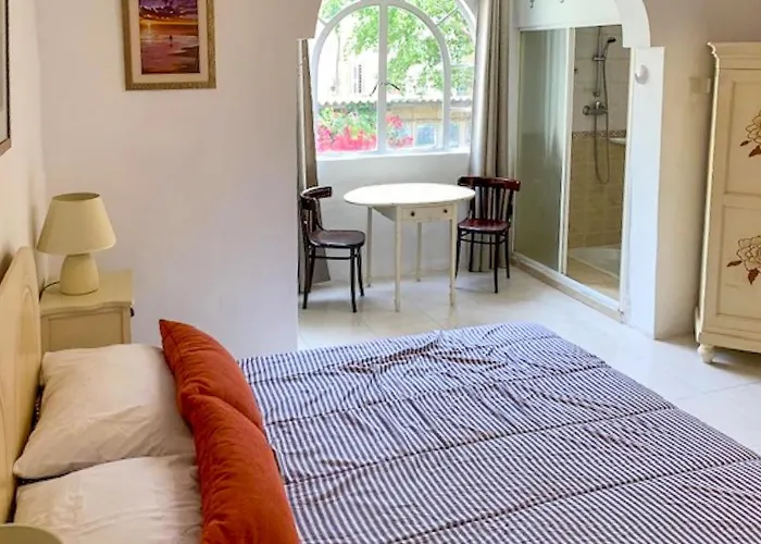 Дом отдыха Bougainvillea Breeze & Marina View - Happy *