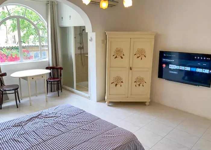 Дом отдыха Bougainvillea Breeze & Marina View - Happy *