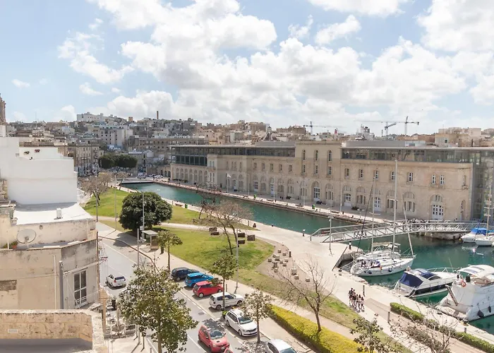 Bougainvillea Breeze & Marina View - Happy Cospicua