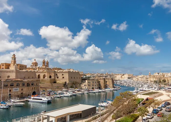 Дом отдыха Bougainvillea Breeze & Marina View - Happy
